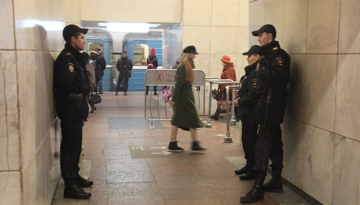Из-за инцидента с пассажиром стоит фиолетовая ветка московского метро
