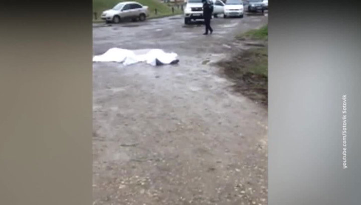 Видео где расстреливают людей в углу крокус. Халил Халилов стрелял в Кизляре. Стрельба в Кизляре.