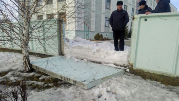 В Барнауле на девочку упал школьный забор