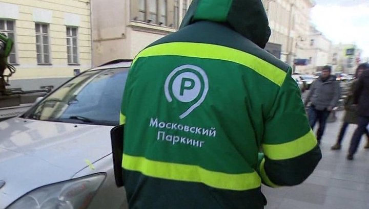Воспитать рефлексы: москвичи расчищают тротуары от автохамов
