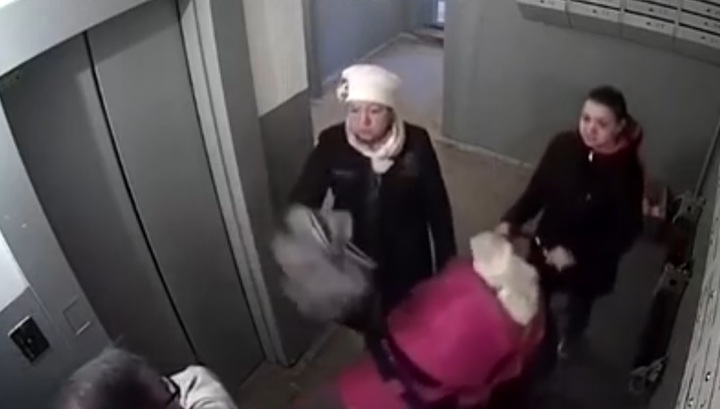 Женщина отбилась от неадекватного мужчины с ножом при помощи зонта. Видео