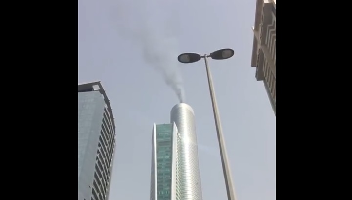 Очевидцы запечатлели на видео возгорание небоскреба в Дубае
