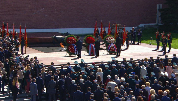 Лидеры России, Сербии и Израиля возложили венки у Вечного огня Лидеры России, Сербии и Израиля возложили венки у Вечного огня