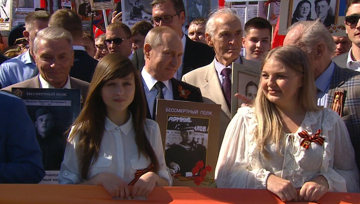 Владимир Путин принимает участие в шествии 