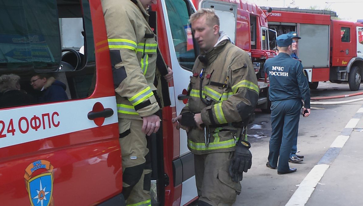 Пожар в ангаре в городе Пушкин под Санкт-Петербургом ликвидирован
