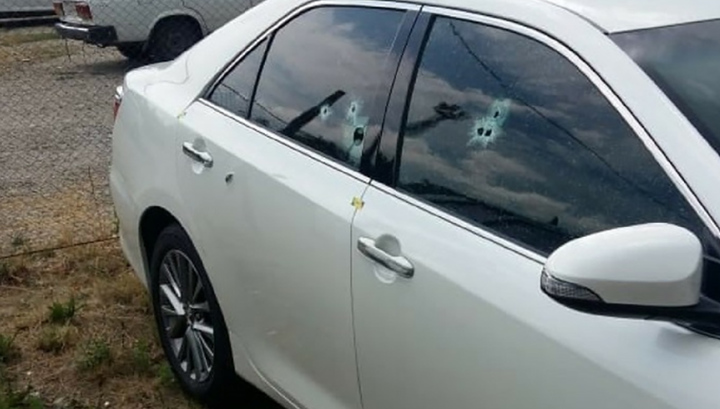 Задние стекла сыпятся. Стрельба в курске на вокзале 1968. Фото расстрелянной машины. Расстрел машин в курске. Серебристая машина обстреленная.