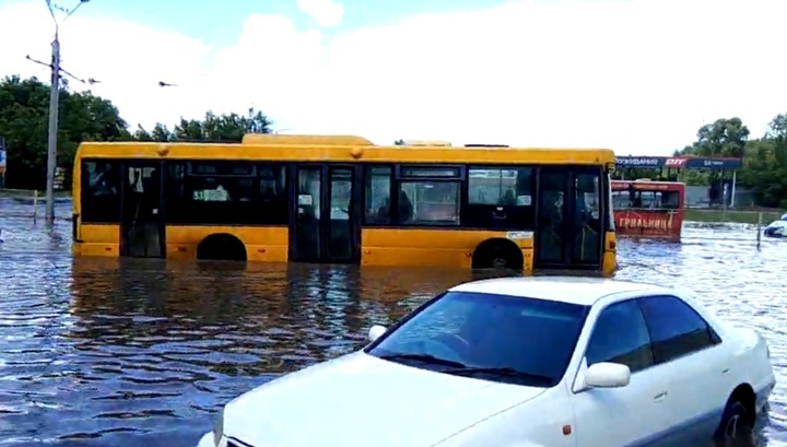 Утонул автобус барнаул. Затонувший автобус. Автобус утонул. Затонувшие автобусы в России. Мамонтовская утонул автобус.
