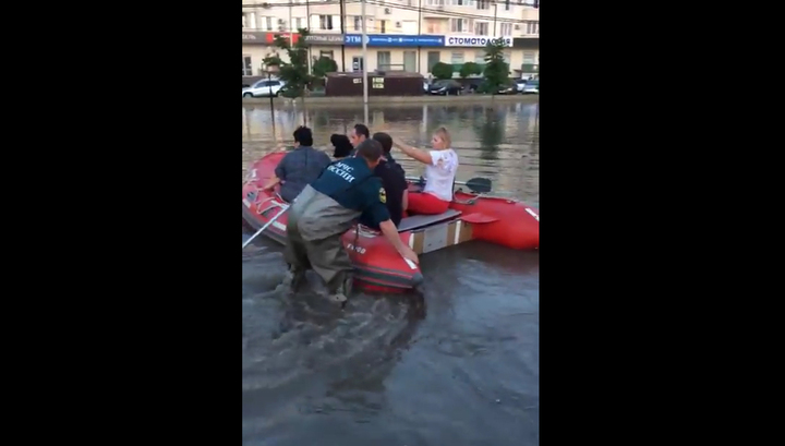 В Краснодаре пассажиров застрявшего в луже автобуса вывозили на лодке