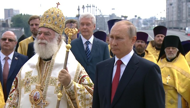 Картинки по запросу Путин принял участие в Крестном ходе в честь 1030-летия Крещения Руси
