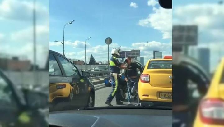 Столичный инспектор на мотоцикле силой остановил пьяного таксиста