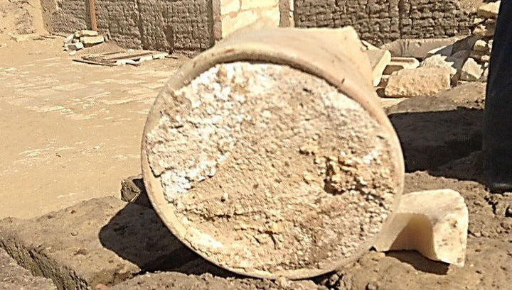 Счупен съд от гробницата на Птахмес с останките на древно сирене.