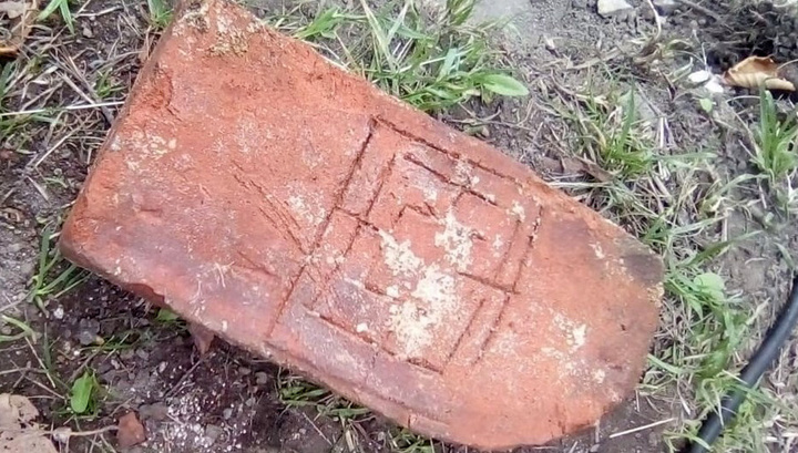 На раскопках в Выборгском замке нашли кирпич от древней логической игры