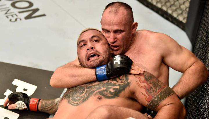 Олейник задушил Ханта в главном бою вечера UFC в Москве
