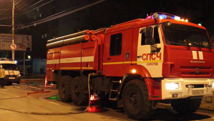 Пожарным удалось потушить возгорание в пятиэтажке в Саратове
