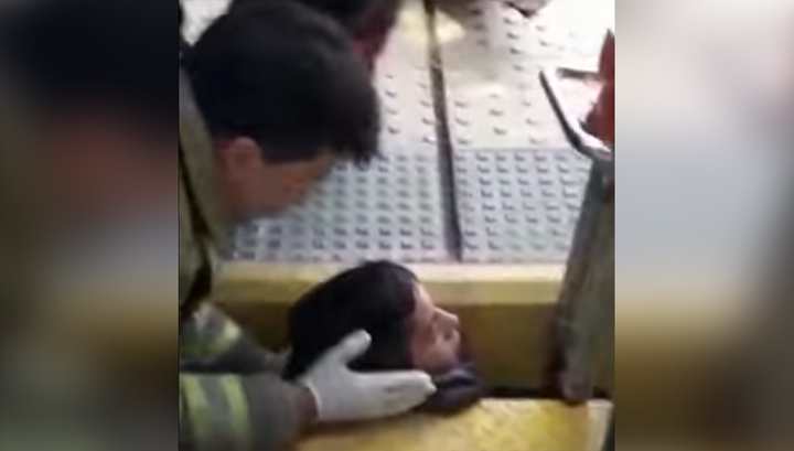 Спасение застрявшего между поездом и платформой аргентинца сняли на видео