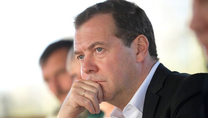 Медведев приехал на саммит ШОС в Душанбе