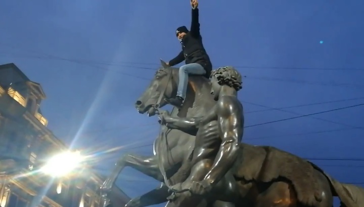 Залезли на статую