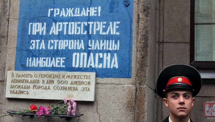 Вандалы в Петербурге закрасили мемориальную надпись про артобстрел на Невском