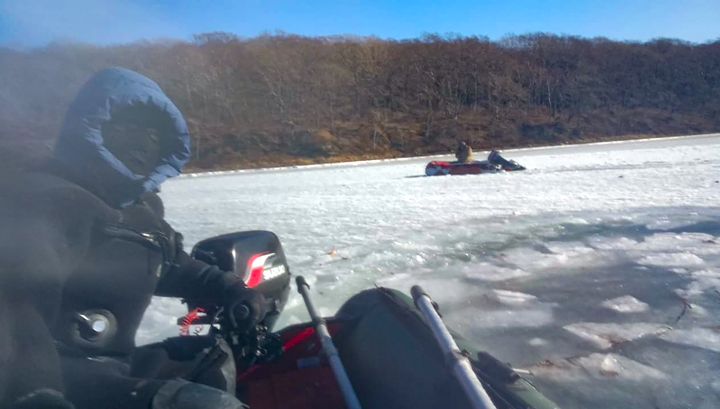 У острова Русский спасен мужчина в надувной лодке, зажатой льдами