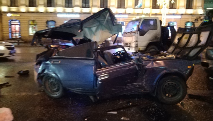 Пьяный водитель за рулем каршерингового авто устроил массовое ДТП на Невском проспекте
