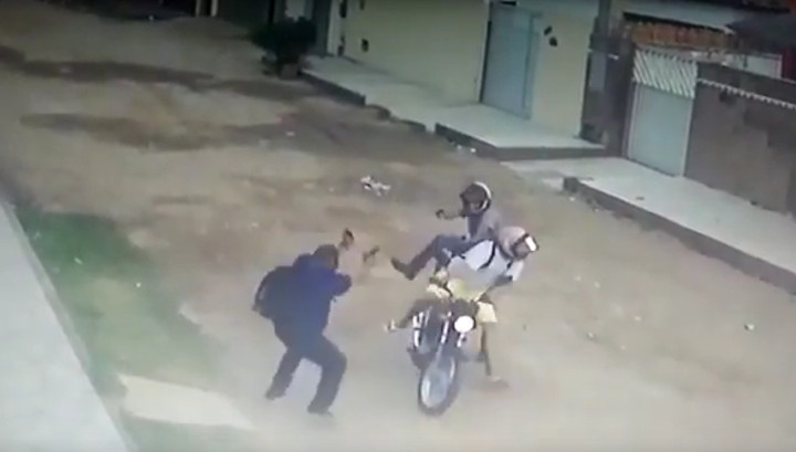 Неудачная попытка убийства бразильского полицейского попала на видео