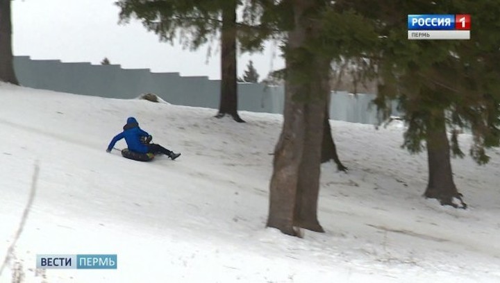 Происшествие на горки. Происшествие на лыжах. База Бахаревка Пермь происшествия на лыжной базе. Женщина на лыжах врезается в дерево. Мужик на лыжах врезался в дерево.