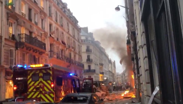 Очевидцы сняли на видео последствия мощного взрыва, прогремевшего в IX округе Парижа