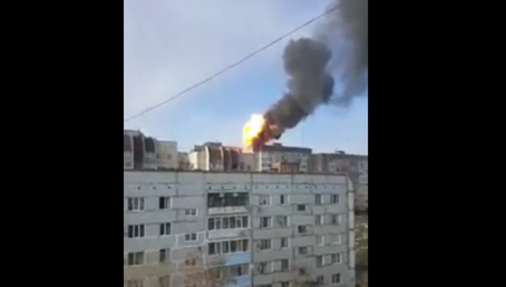 Взрыв газового баллона на крыше девятиэтажного жилого дома в Крыму попал на видео