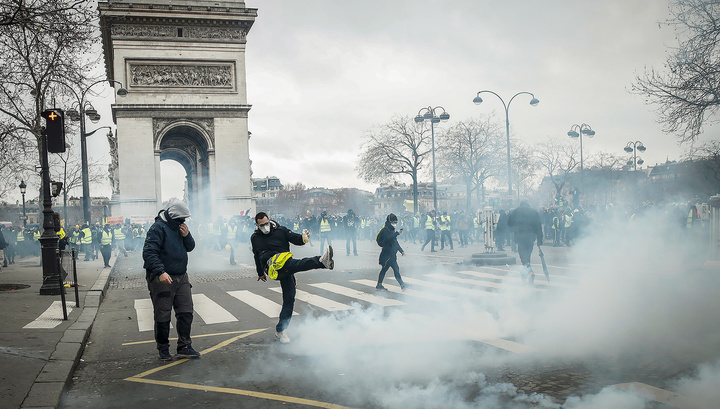 Недалеко от Триумфальной арки против протестующих применили газ