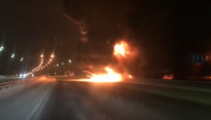 Пламя на трассе: очевидцы сняли на видео серьезный пожар в Подмосковье