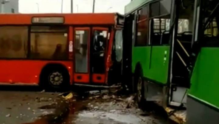 Автобус красное орехово. Троллейбусы аварии Казань. Зеленый троллейбус. Столкнулись троллейбус и автобус.