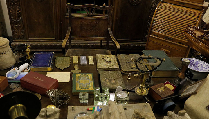 Золотой микроскоп и иконы: найден клад с экспонатами коллекции дворца Романовых