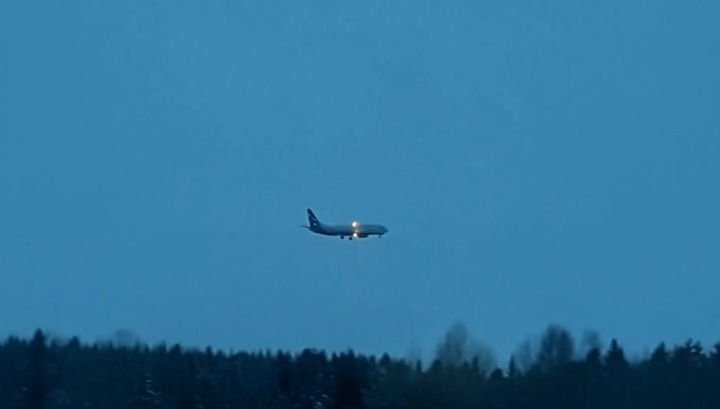 летим в екатеринбург днем. ханты-мансийск-екатеринбург авиабилеты. молния попала в самолет. самолет ханты мансийск екатеринбург. самолёт екатеринбург советский хмао.