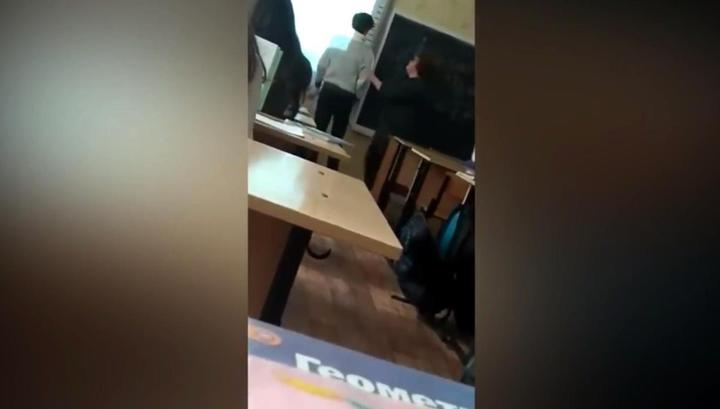 Новомосковскую учительницу уволили за удар школьника линейкой