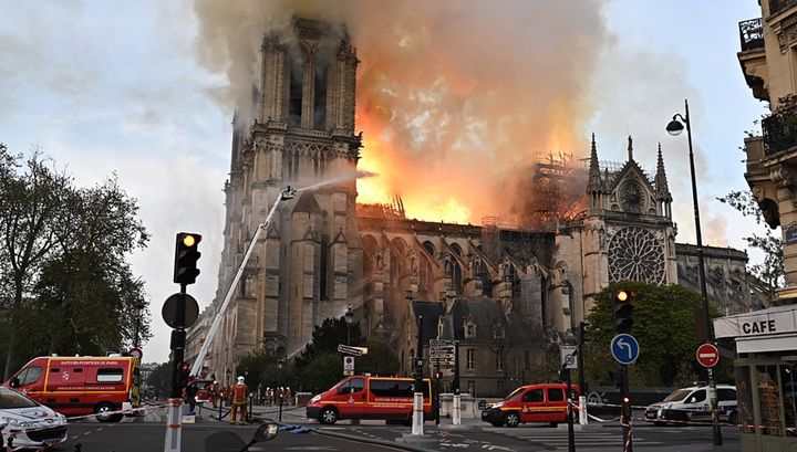 Стало известно, где начался пожар в соборе Парижской Богоматери