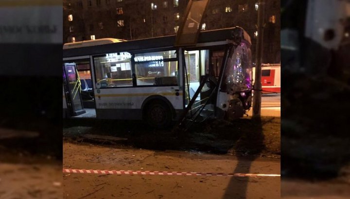 Девять человек пострадали в аварии с участием автобуса на востоке Москвы