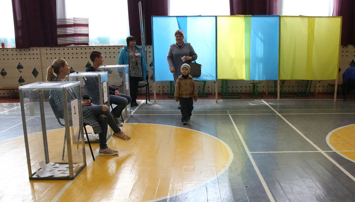 Украина: избирательные участки закрылись, появились первые экзитполы
