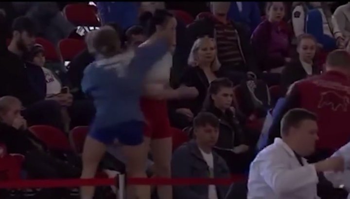 Самбистки устроили драку на трибуне во время турнира во Владивостоке
