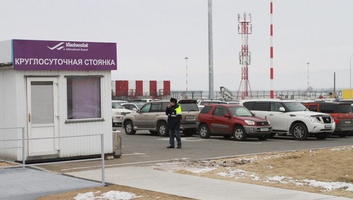 Парковка кневичи. Автостоянка на аэропорту Владивостока. Стоянка в аэропорту Владивостока Кневичи. Автостоянка аэропорт Баландино Челябинск. Парковка аэропорт Кневичи.