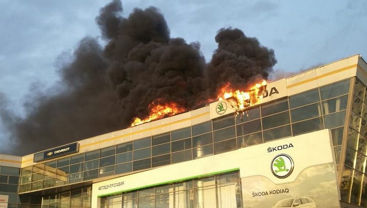 В Кемерове загорелся крупнейший автосалон города
