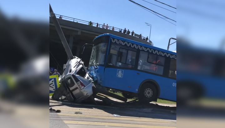 Автобус столб. Автобус Мосгортранс авария. ДТП С автобусом в новой Москве. Авария автобуса в новой Москве.