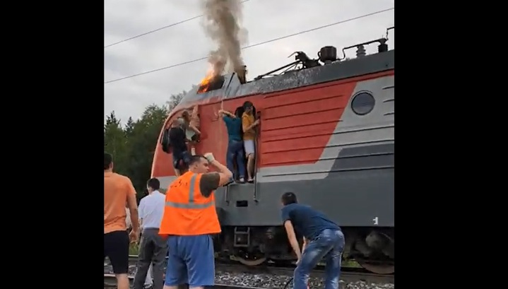 Очевидец снял на видео горящий локомотив пассажирского поезда