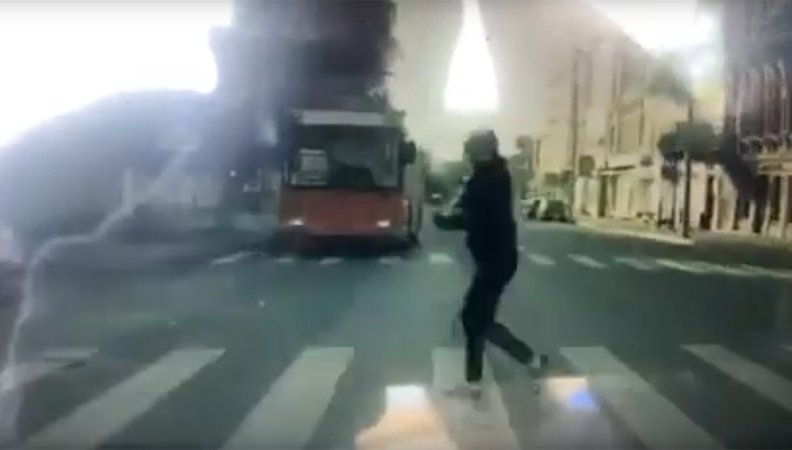 Видео с регистратора террористов. Водитель троллейбуса сбил пешехода Кишинев. Наезд троллейбуса на пешехода Чебоксары. Всего хорошего неспокойный пешеход. Серебристая Приора сбила пешехода.