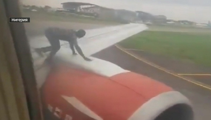 В Африке мужчина собрался лететь на крыле самолета