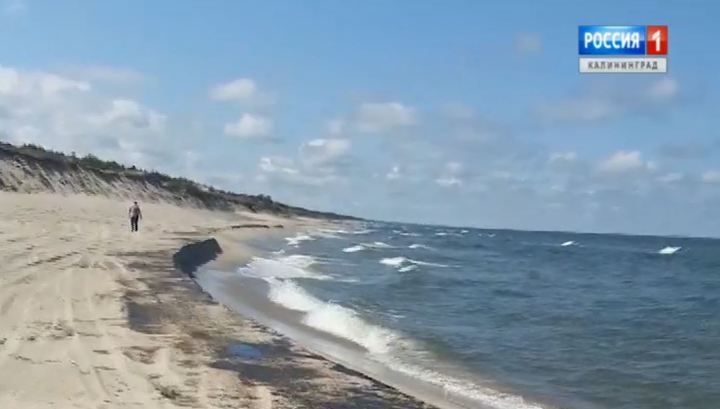 С побережья на Балтийской косе вывезено 28 кубов загрязнённого нефтью песка