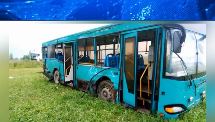 В результате ДТП с пассажирским автобусом в Смоленской области пострадали 8 человек