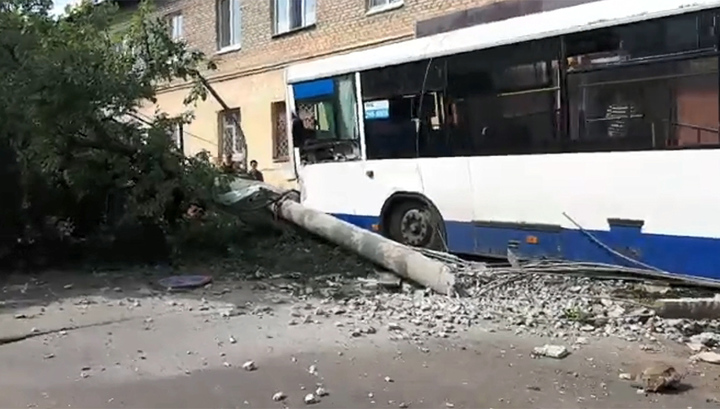 В Уфе автобус с пассажирами повалил столб и дерево