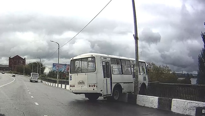 Автобус с водителем в бессознательном состоянии протаранил ограждение моста. Видео