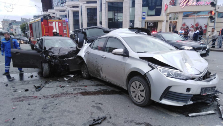 В центре Екатеринбурга произошло массовое ДТП, есть погибшие и пострадавшие