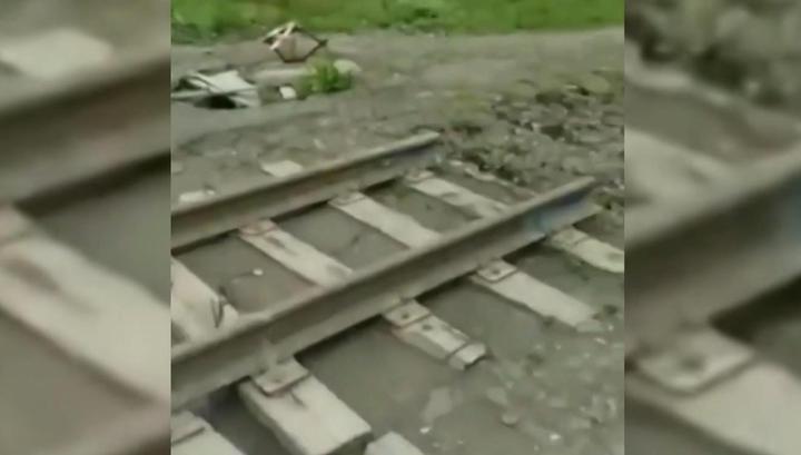 Поезд-призрак перекрыл движение на сахалинском переезде без путей
